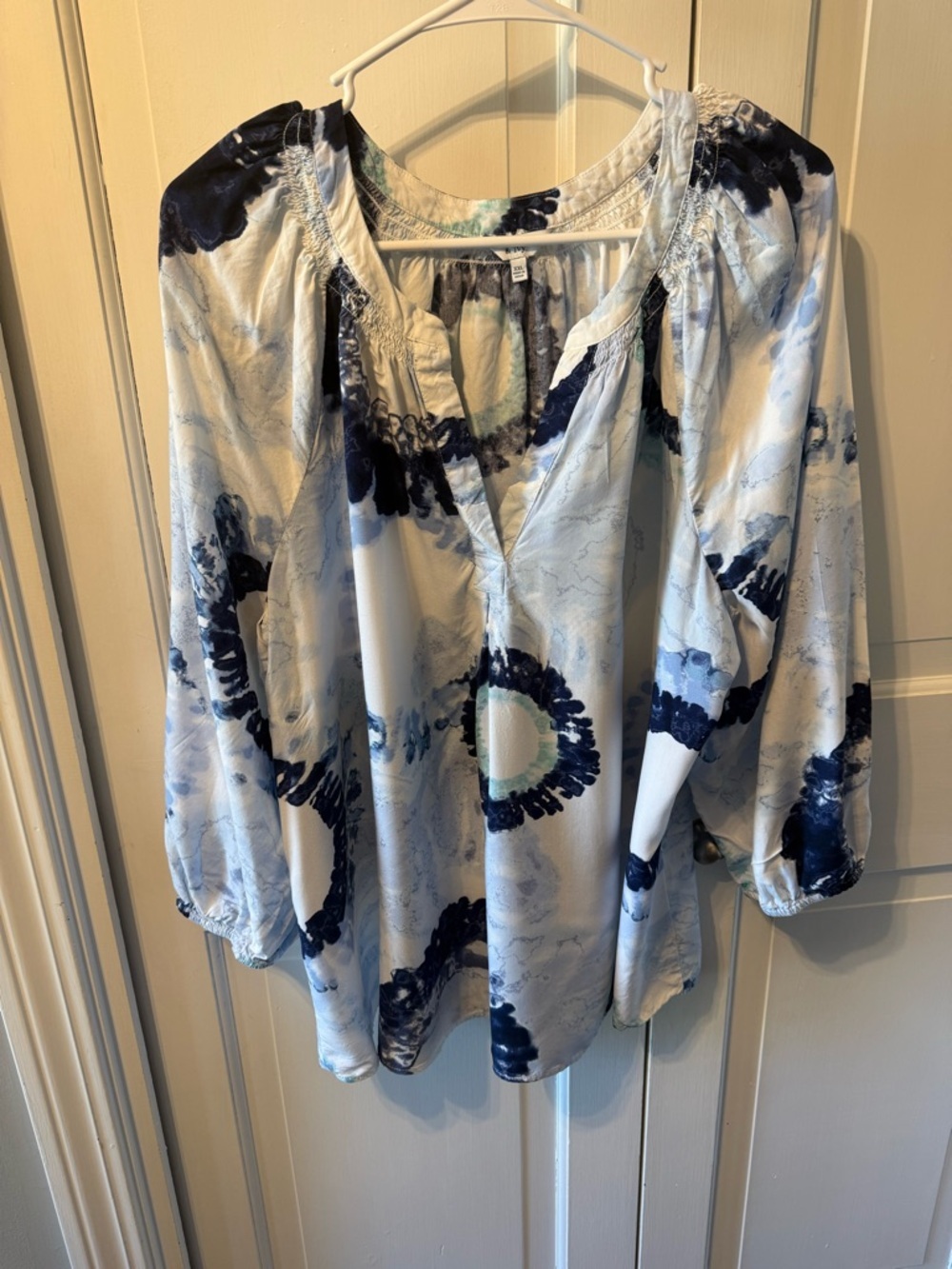 crown & ivy White Tunic with Navy and Light Blue Floral Rings